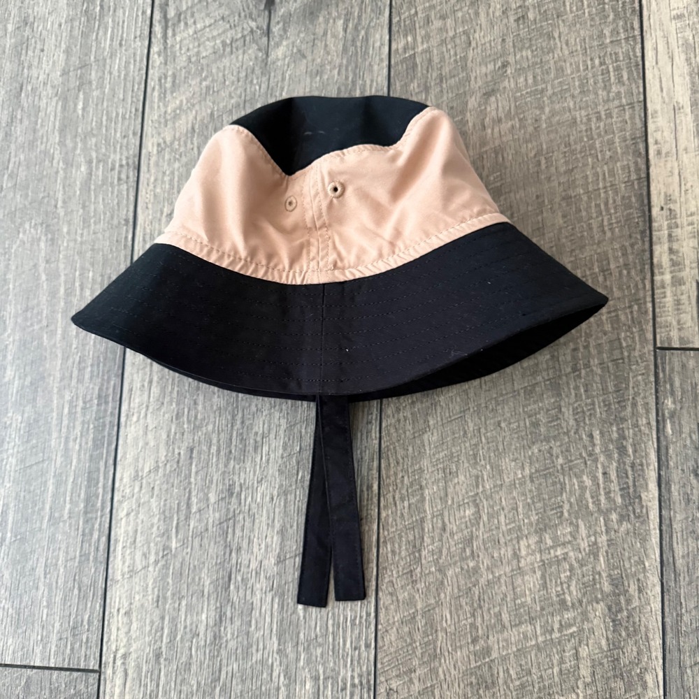 Nike Baby Bucket Hat 12M Black Peach Colorblock Embroidered Logo Chin Strap - Picture 12 of 12